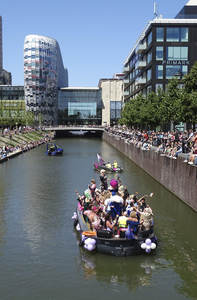 904263 Afbeelding van een boot met deelnemers aan de botenparade van de Utrecht Pride 2023 in de Stadsbuitengracht te ...